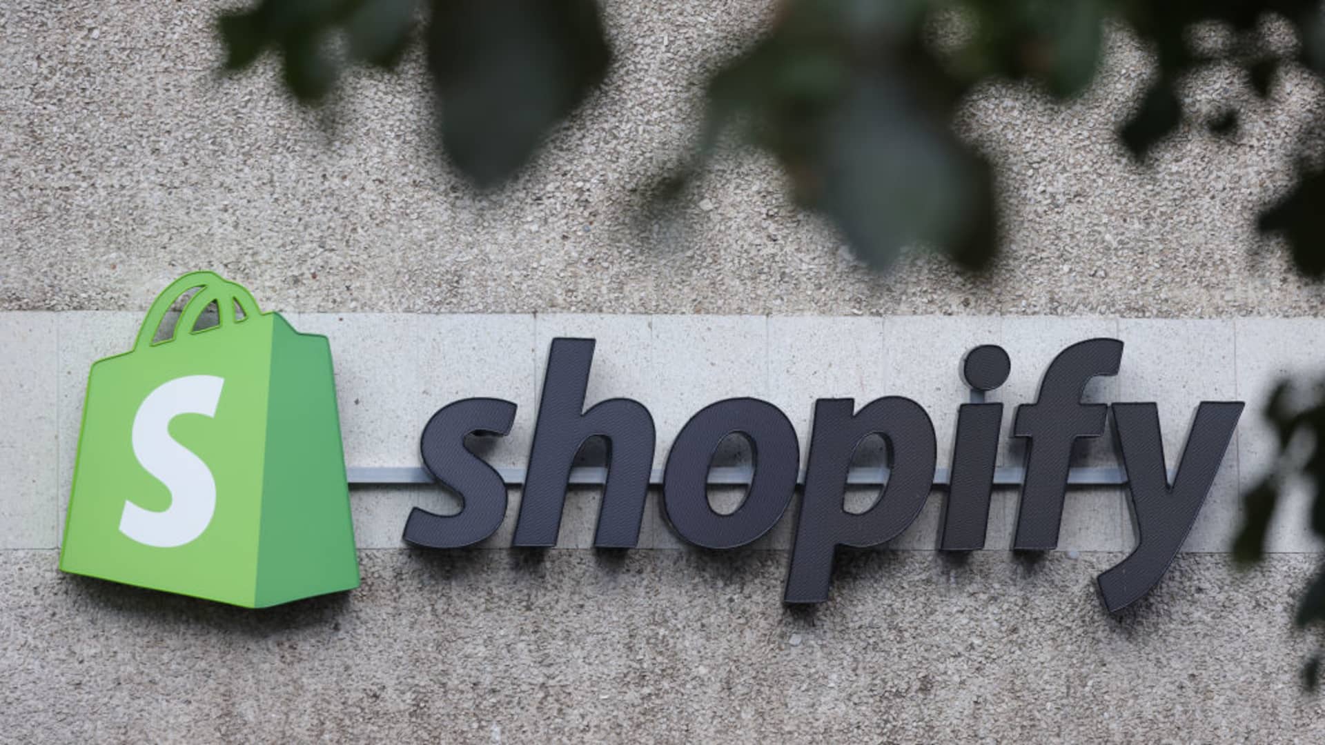 There may be a trade opportunity in this e-commerce stock. How to play it with options [Video]