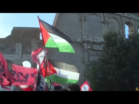 Hundreds of demonstrators take to the streets of Rome to call for a cease-fire in Gaza [Video]