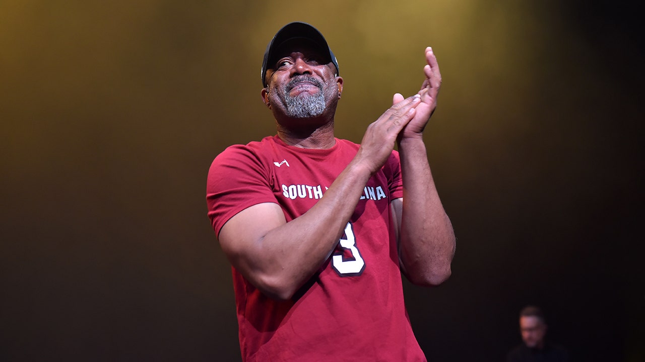 Country star Darius Rucker falls face-forward during concert performance, jokes hes old [Video]