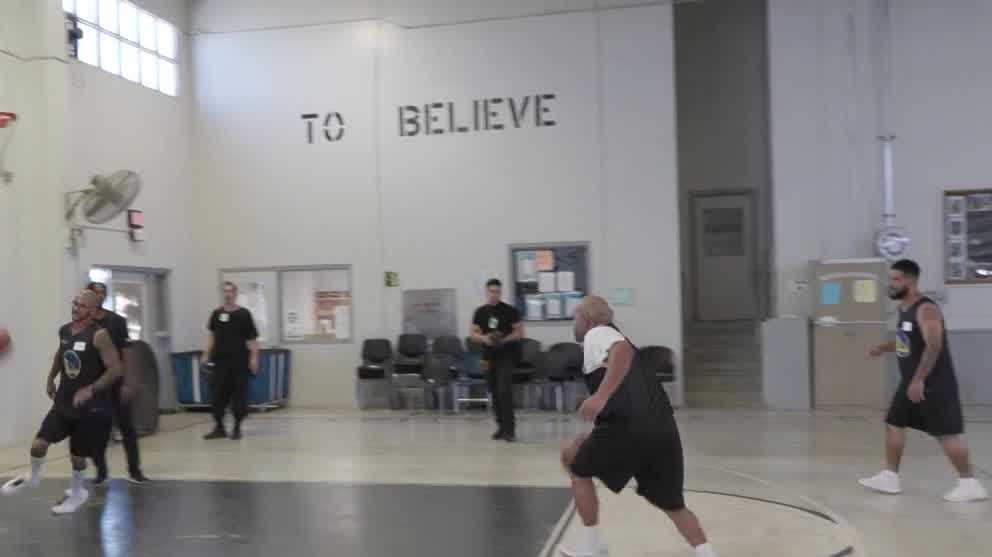 Golden State Warriors teach inmates to become basketball coaches [Video]