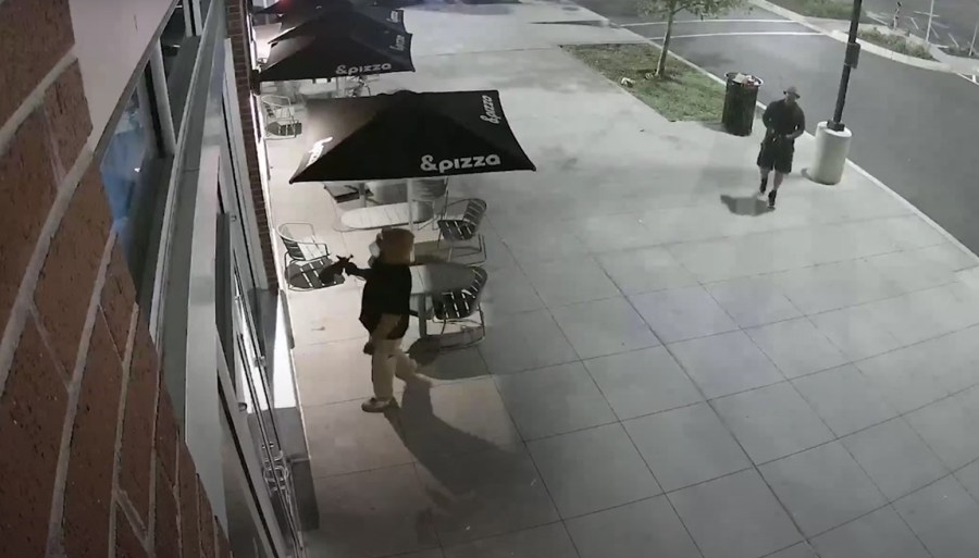 Southeast DC &pizza vandalized; police search for suspects [Video]