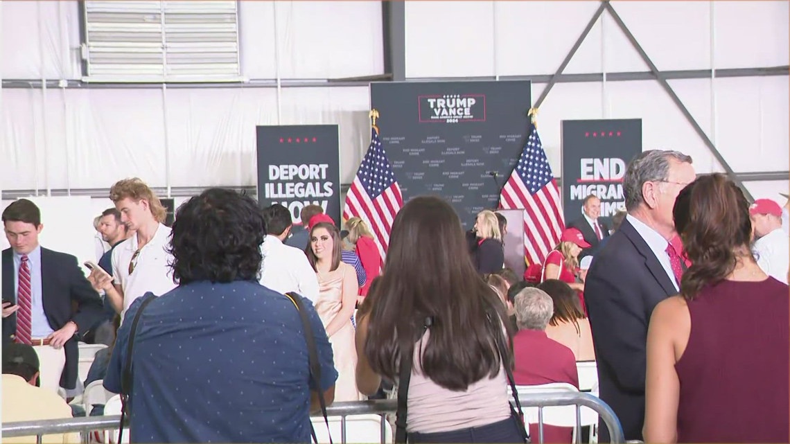 Supporters file in ahead of Donald Trump in Austin [Video]