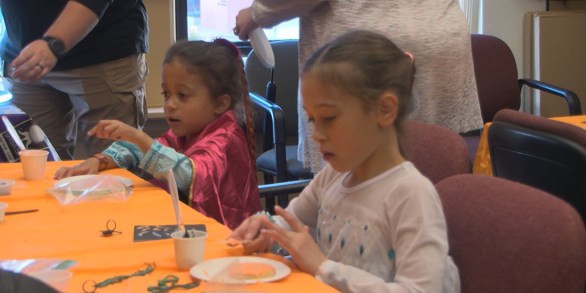 Peoria trick-or-treaters brought their scariest costumes, biggest candy bags to City Hall [Video]