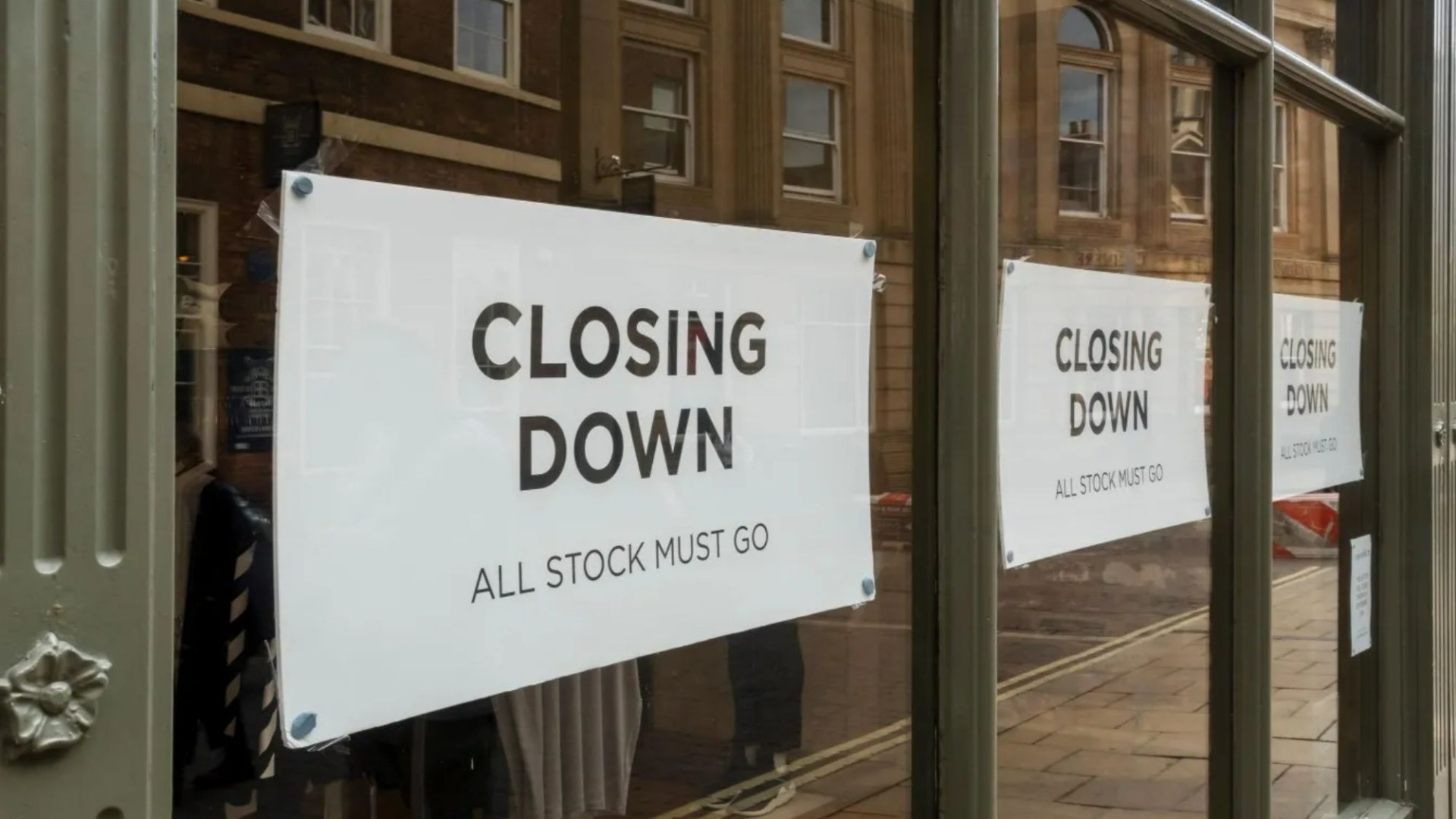 Much-loved music shop closes for good TODAY after 11 years as devastated shoppers cry it will be missed [Video]