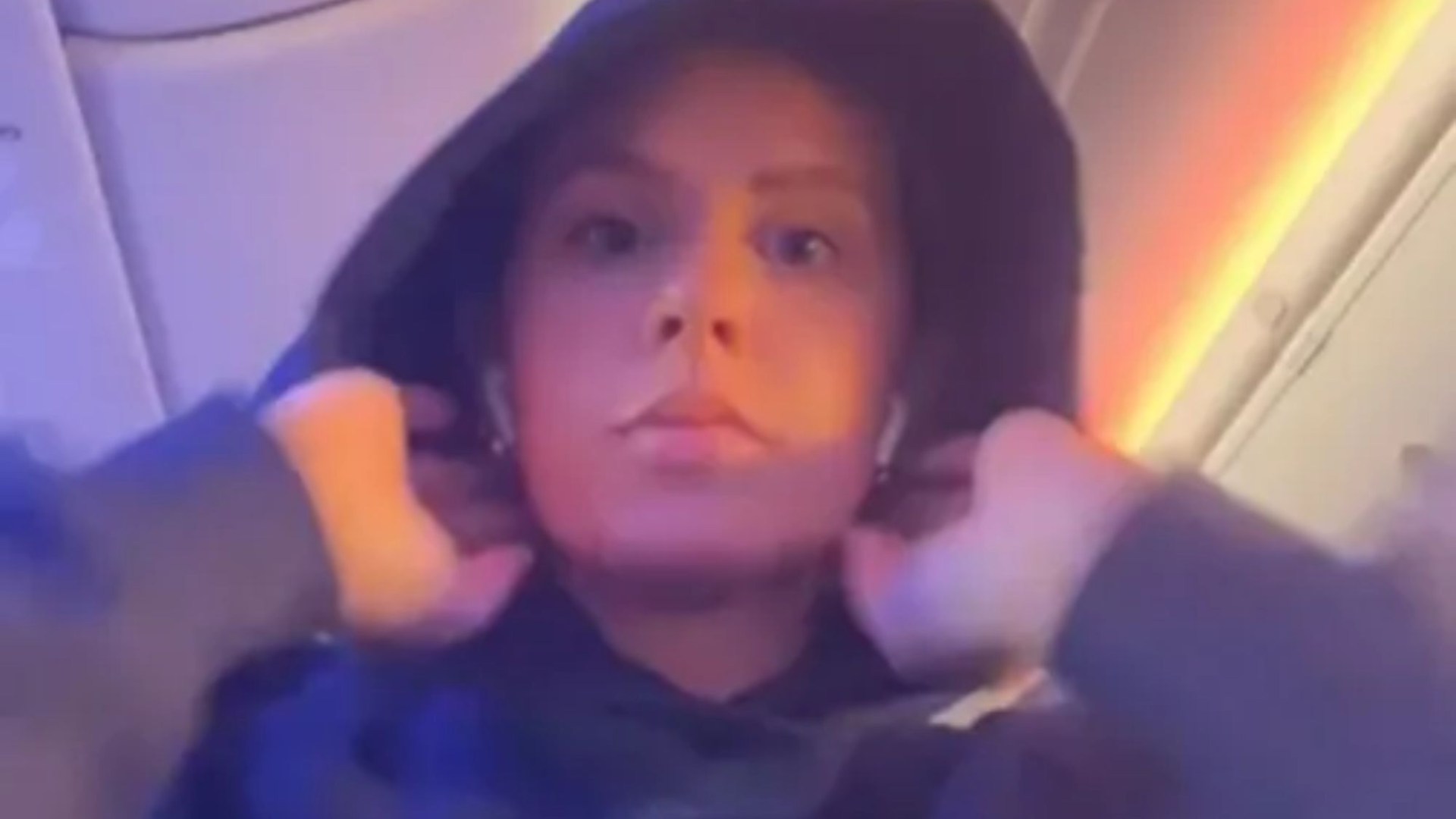 Woman reveals why she always wears a hoodie on a flight – and people say it’s genius [Video]