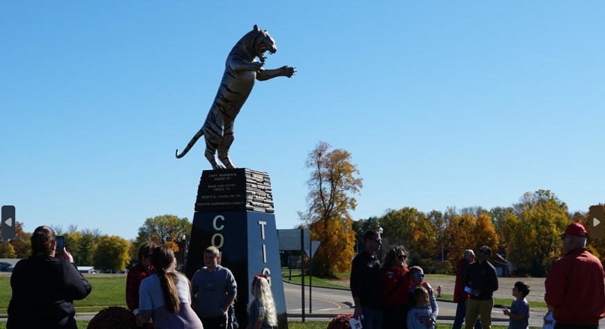 Circleville City Alumni Unveil Tiger Statue in New Roundabout [Video]