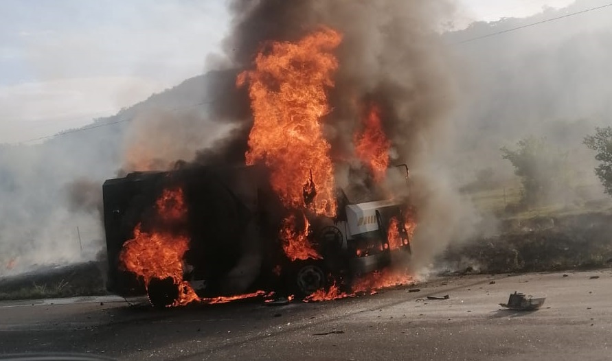 N11 Highway Closed After Brazen Cash-in-Transit Heist Leaves Guard Trapped in Burning Van  iReport South Africa [Video]