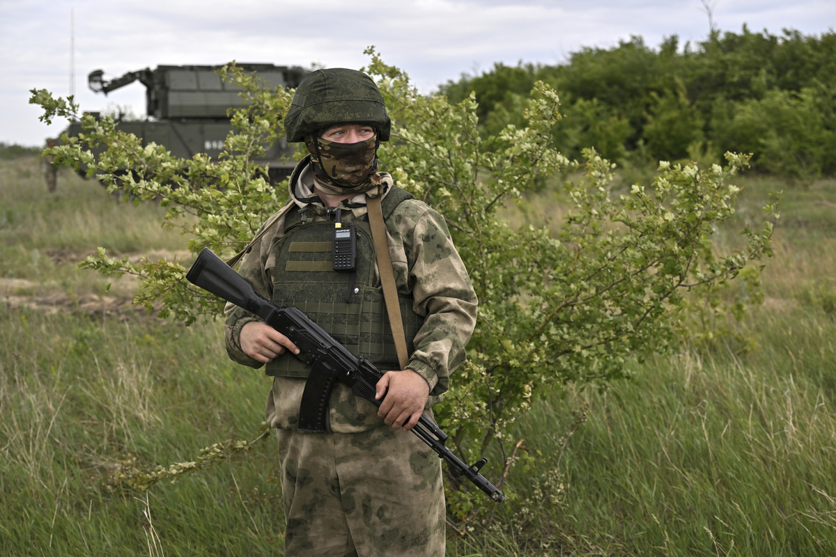 US-Made ‘Tank-Killer’ Switchblade Destroys Russian SAM System in Rare Video