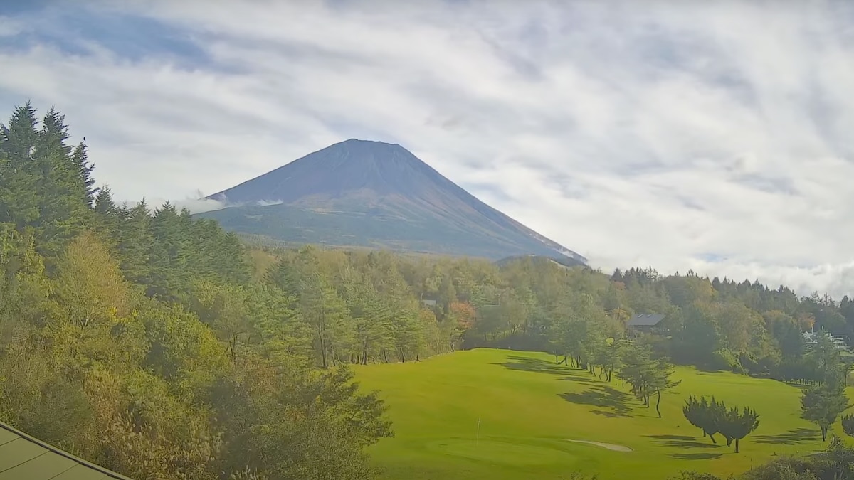 Mount Fuji Sets Record for Latest Time in the Year Without Snow [Video]