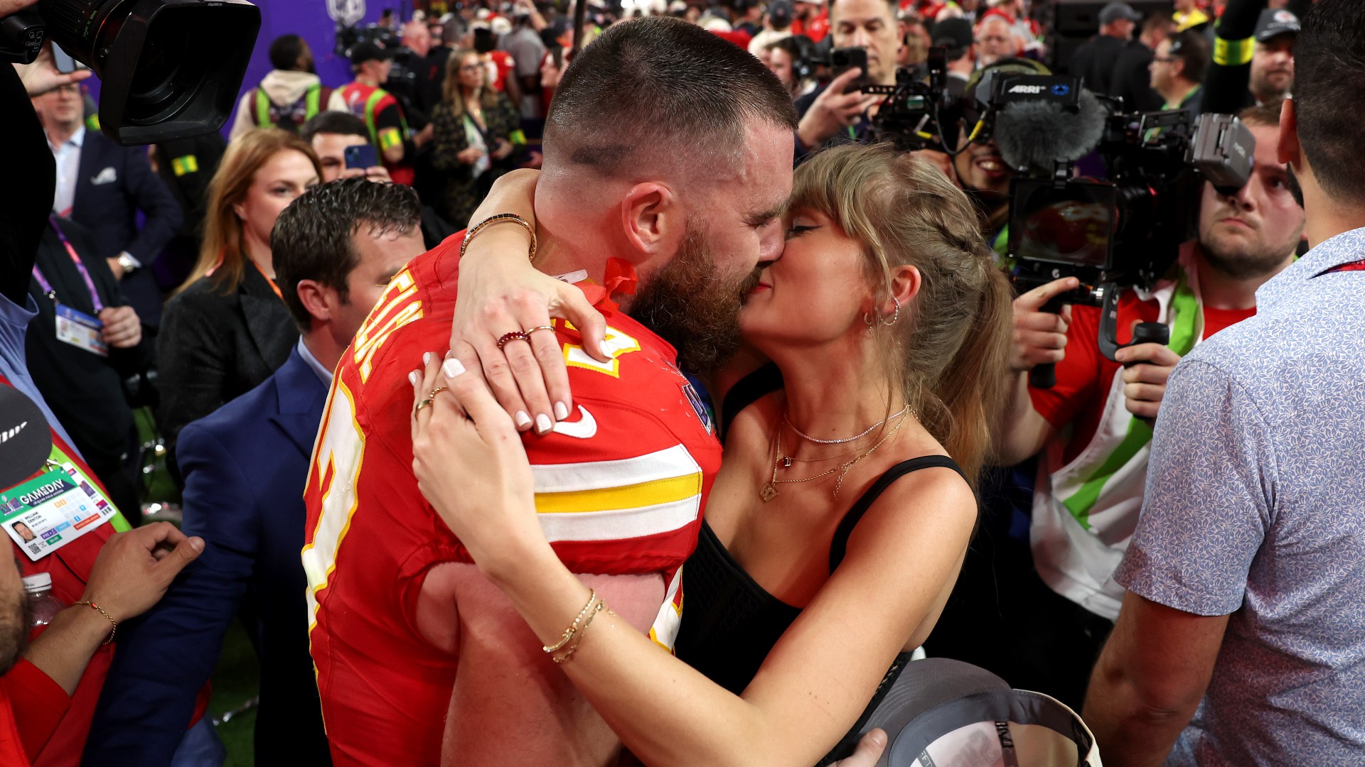 Travis Kelce gives six-word revelation about Taylor Swift relationship status following engagement rumors [Video]