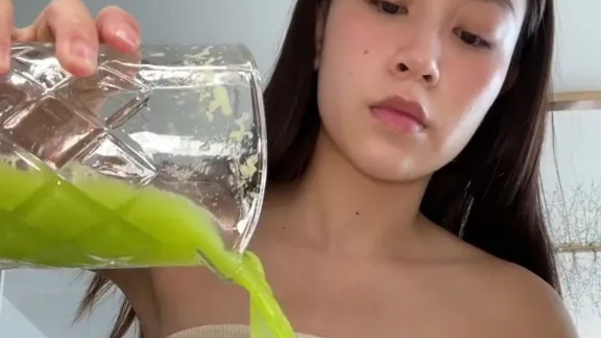 I struggled with acne for 7 years but my skin is so clear thanks to a homemade juice I drink daily – heres the recipe [Video]