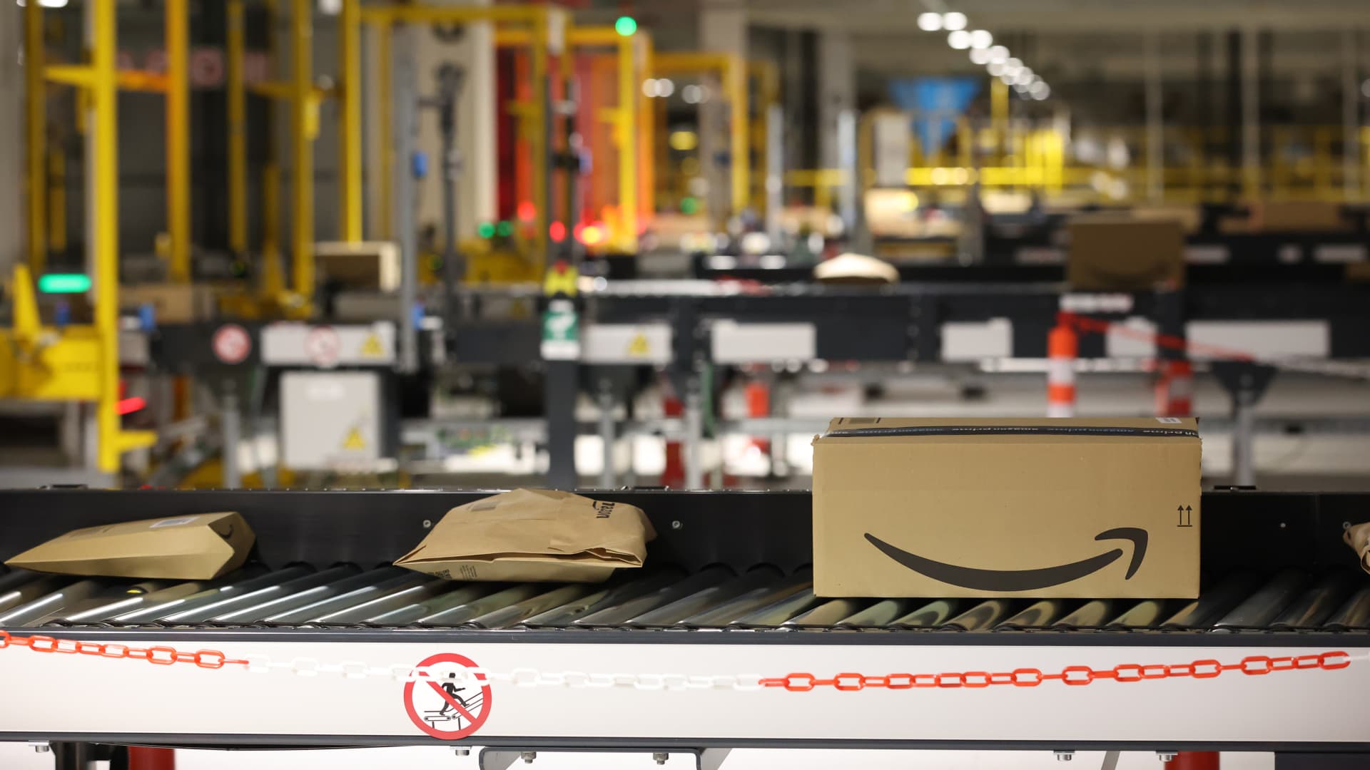 Amazon crushed e-commerce and cloud, forecast strong holiday quarter [Video]