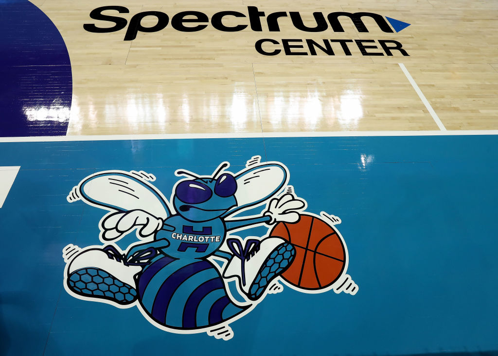 Hornets unveil refurbished basketball court at Druid Hills Park [Video]