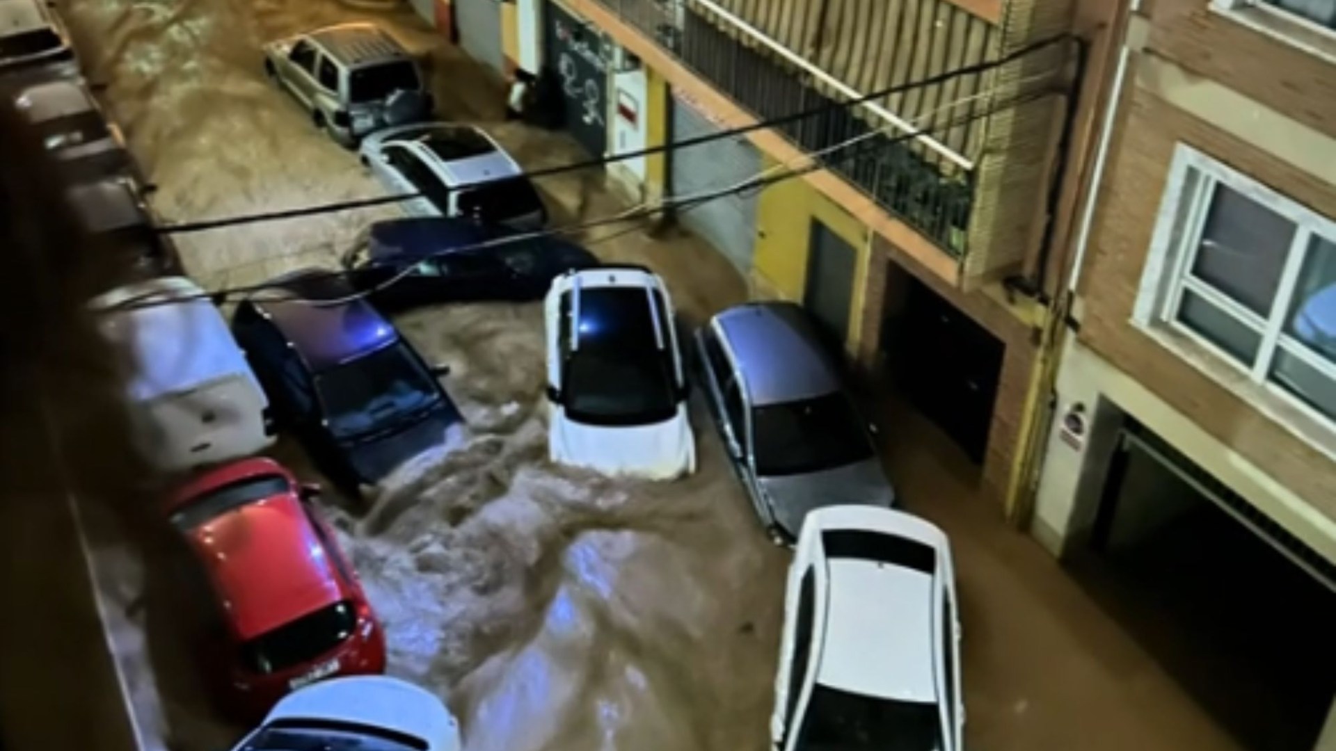 Dramatic before-&-after footage shows beginning of Valencia flood disaster& terrifying speed roads became deadly rivers [Video]