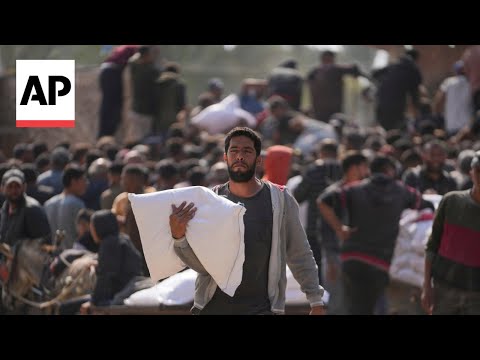 Displaced Palestinians desperate for aid gather at UNRWA warehouse in Gaza [Video]