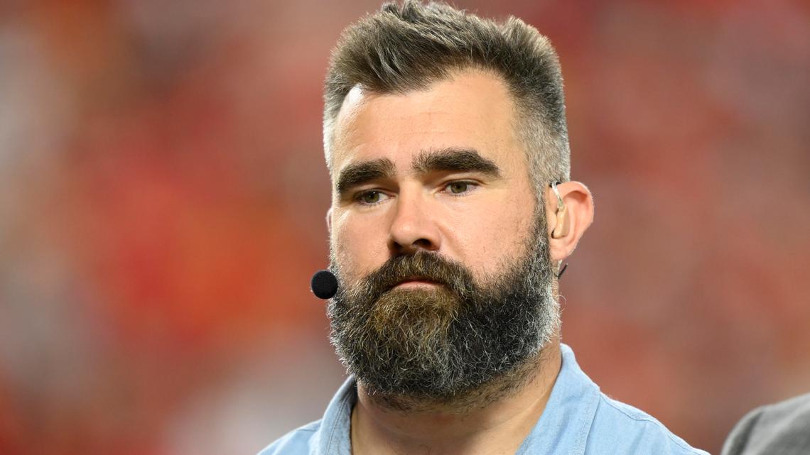 Jason Kelce smashes fan’s phone over homophobic slur aimed at Travis [Video]