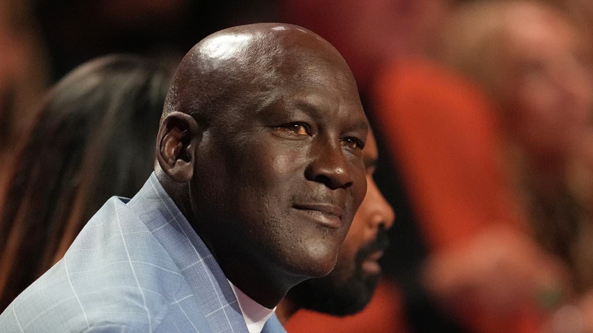 Michael Jordan issues furious response after fake Donald Trump ‘endorsement’ went viral [Video]