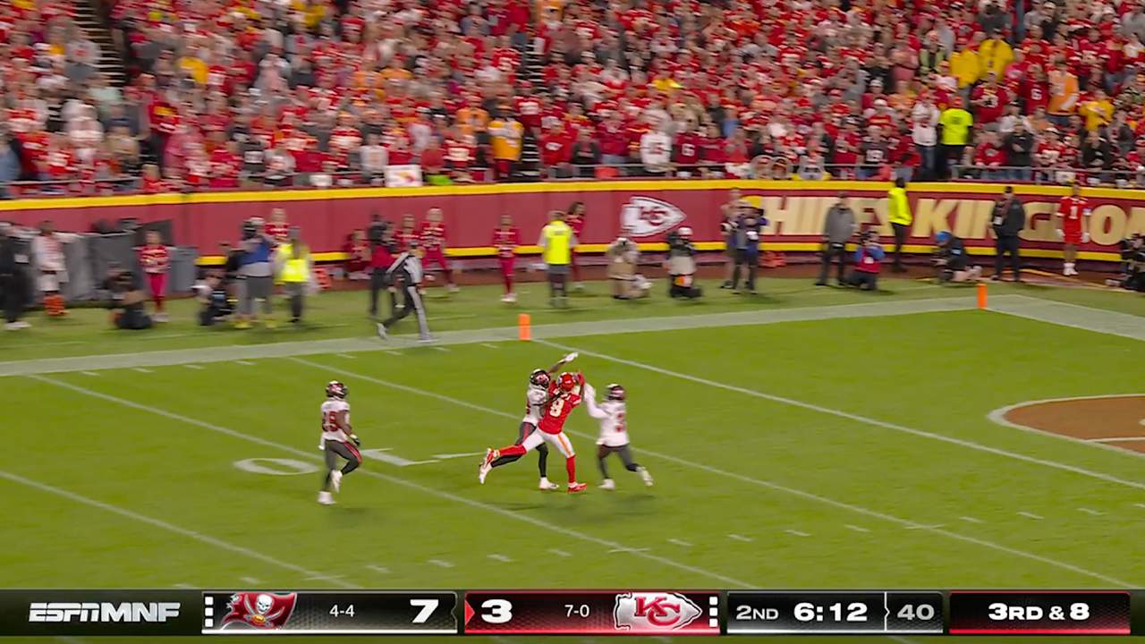 Kansas City Chiefs Wide Receiver DeAndre Hopkins’ Secures 35-yard Deep-Ball Catch with Three Defenders Around Him [Video]