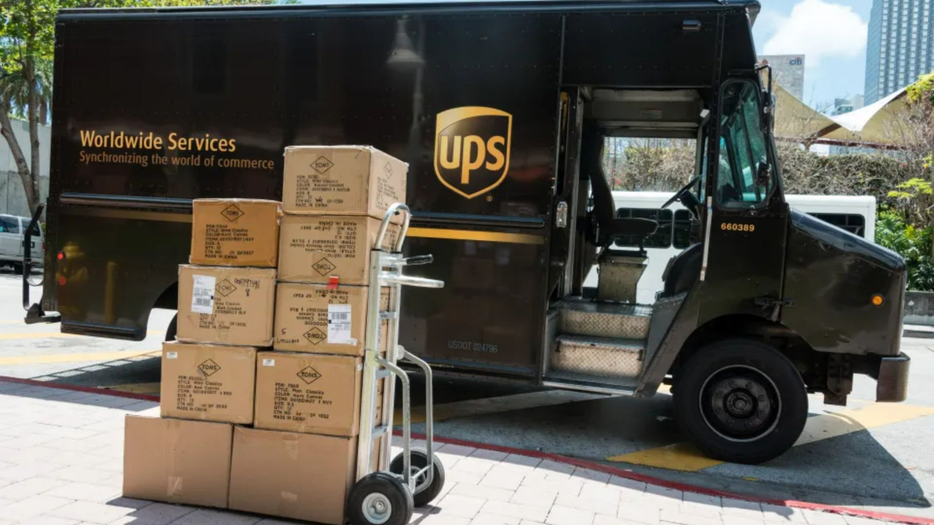 UPS responds after customer claimed company held package ‘hostage’ and forced them to pay more for home delivery [Video]