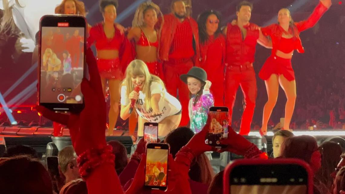 Here’s who received Taylor Swift’s ’22’ hat in Indianapolis [Video]