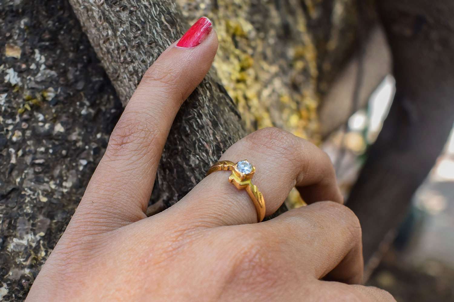 Man Proposes to Girlfriend with a Piece of Cheese Next to Dumpster [Video]