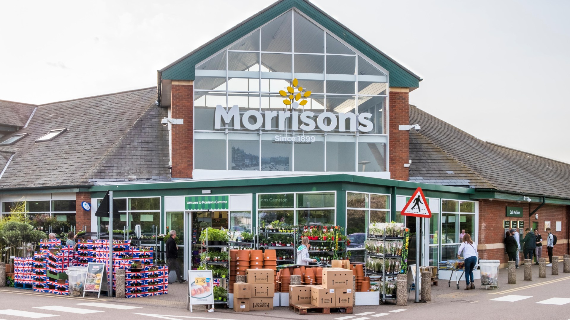 I need’ cry customers as yummy Cadbury Christmas dessert is spotted back in Morrisons [Video]