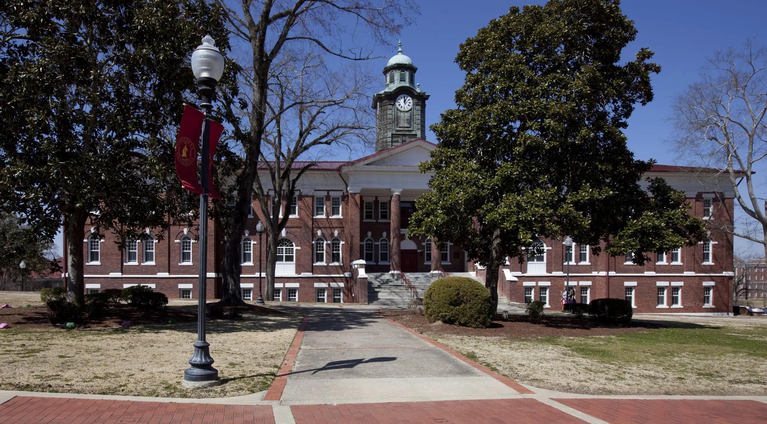 Alabama shooting at Tuskegee University homecoming leaves 1 dead, several hurt [Video]