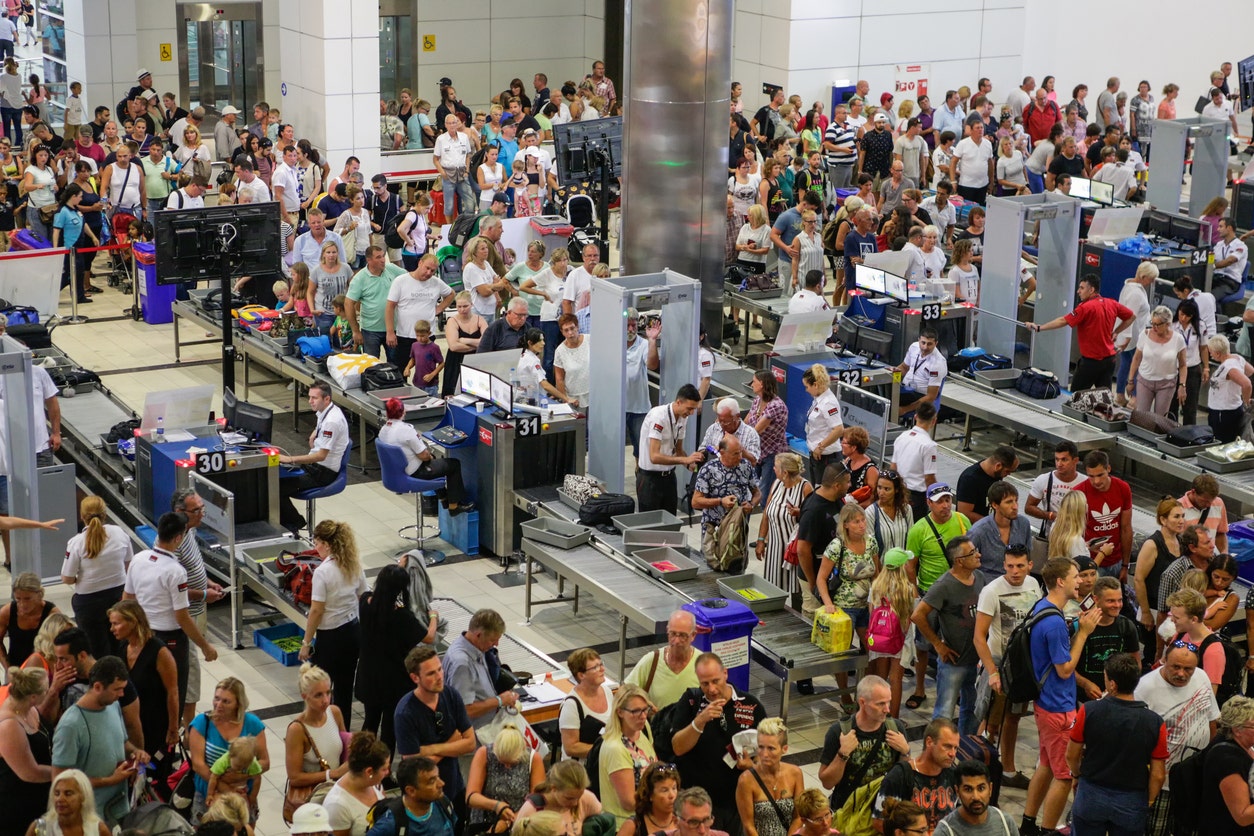 Air traveler sparks debate after revealing he arrives at airport 6 hours before flight; TSA weighs in [Video]