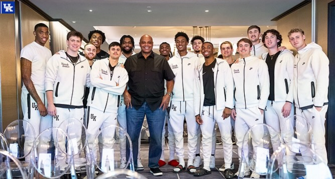 Kentucky MBB hung out with Charles Barkley in Atlanta ahead of Champions Classic [Video]