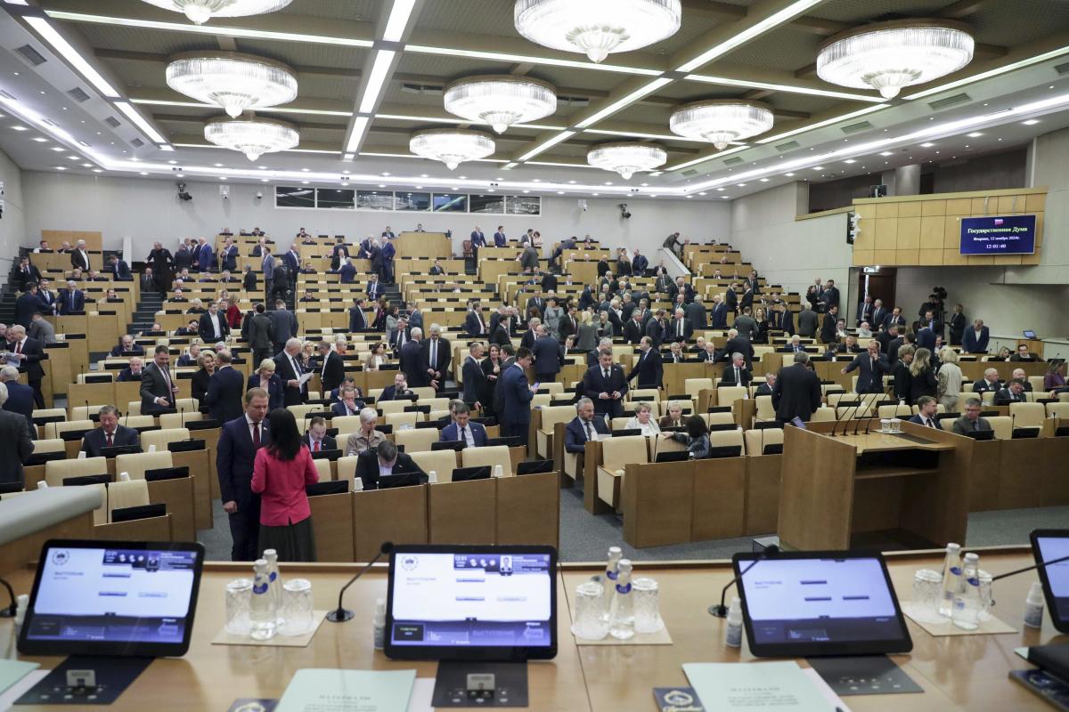 Russia lawmakers pass bill banning “child-free propaganda” [Video]