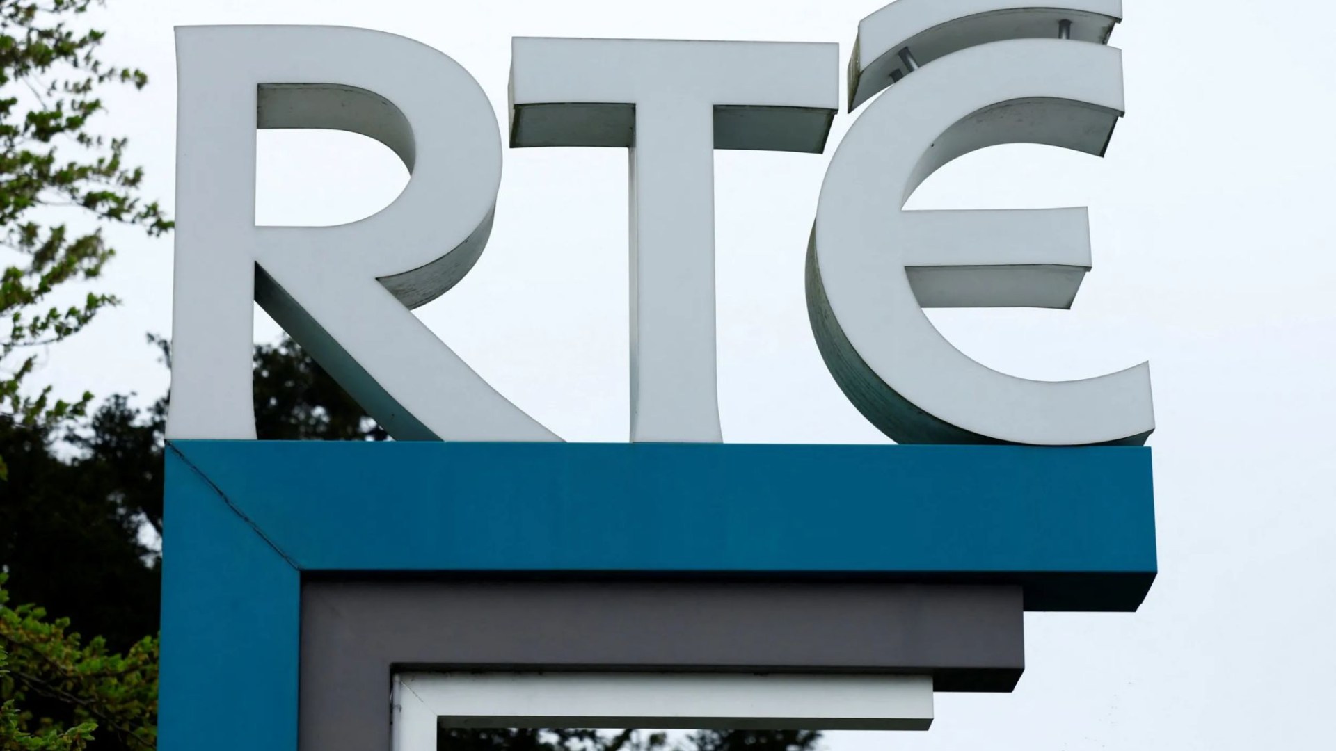 I was waiting for this say screaming fans as RTE couple reveal magical engagement snaps [Video]