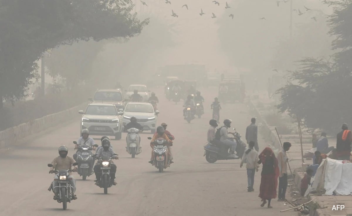 Thick Smog Blankets Delhi-NCR, Air Quality Hits Severe, Flight Ops Hit [Video]