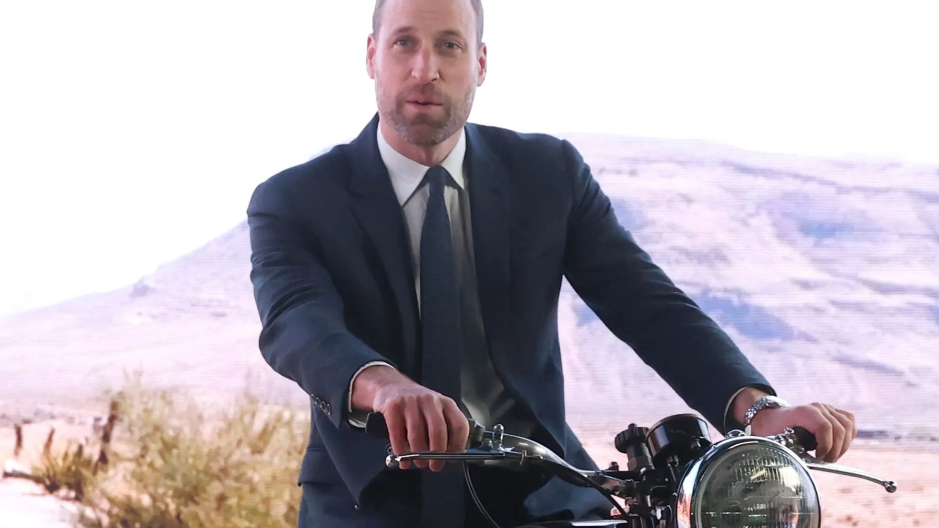 Prince William tests cutting-edge special effects on virtual motorbike ride through Arizona [Video]