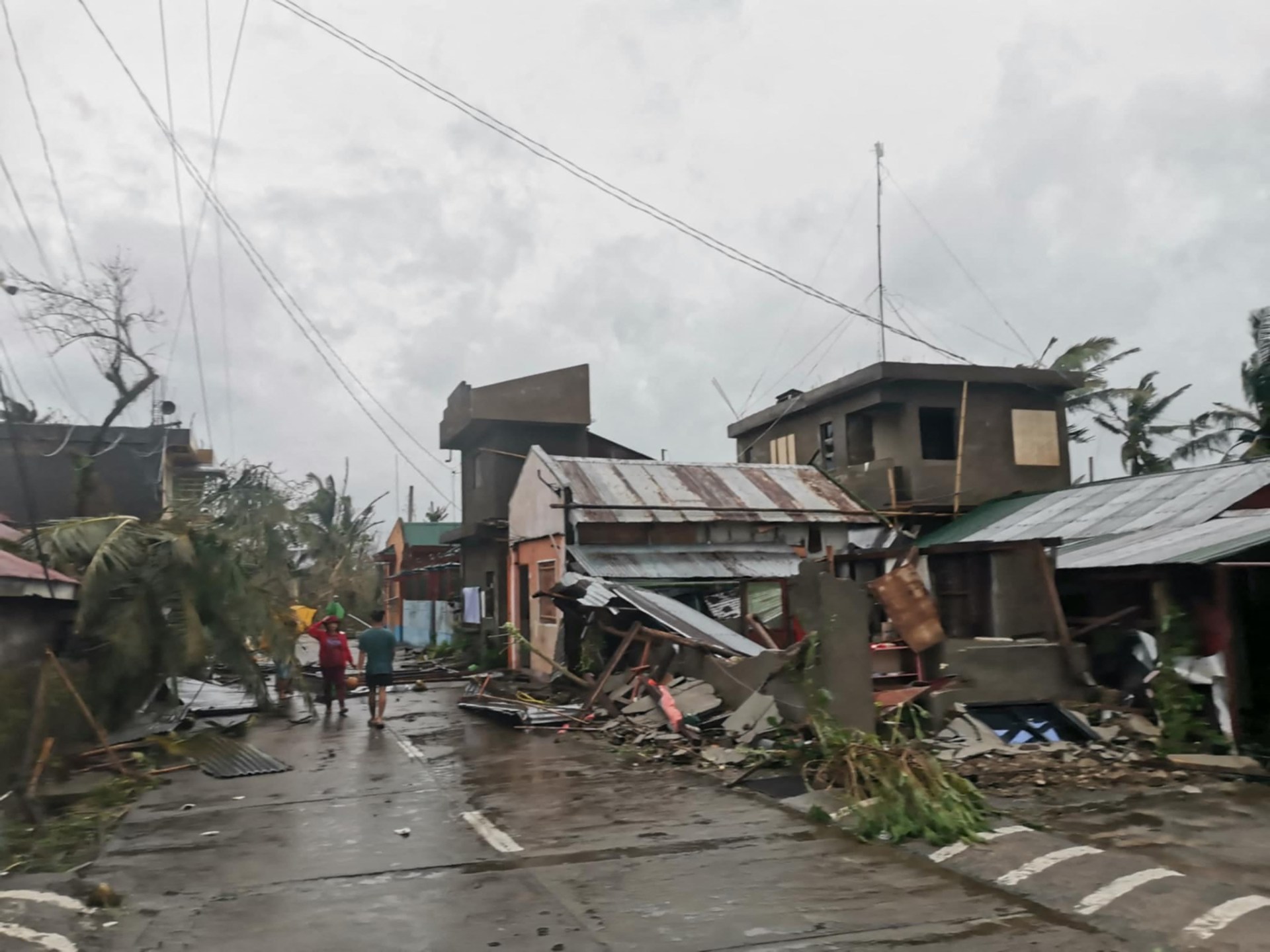 Super Typhoon Man-yi fells power lines, causes tidal surges in Philippines | Climate News [Video]