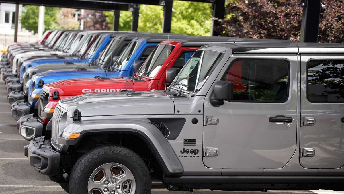 Jeep prices have gone through the roof. Buyers are bailing and dealers are furious [Video]