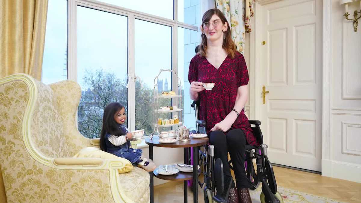 World’s tallest and shortest women meet for afternoon tea [Video]