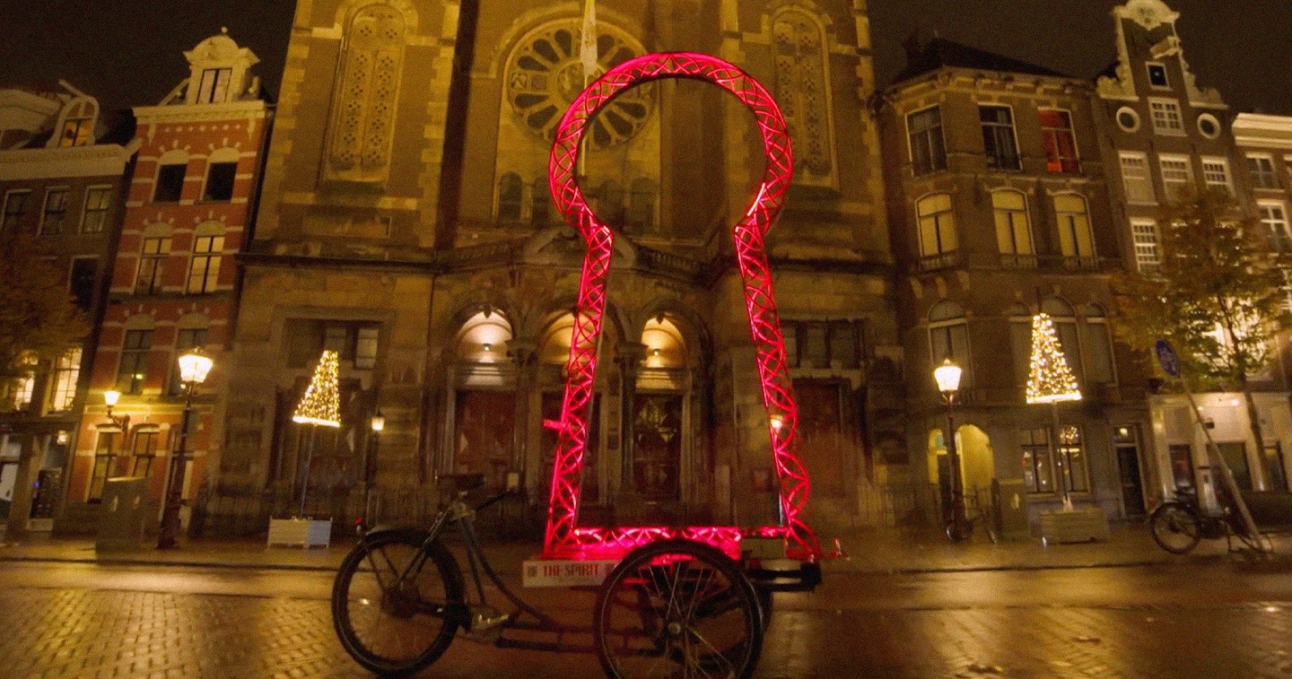 ‘The Spirit of Amsterdam’ illuminates the dark streets with a mysterious campaign  adobo Magazine [Video]