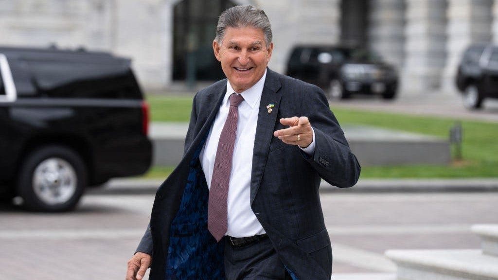 Manchin slams 17 educated idiots that were advising Biden during COVID [Video]