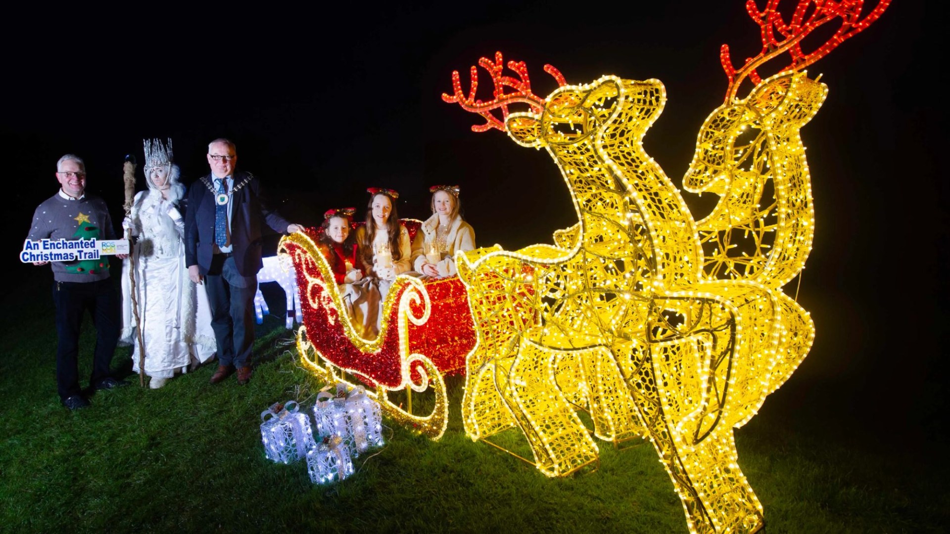 The Christmas festival with bustling markets, circus performances, light shows and Santa visit – with trains from Dublin [Video]