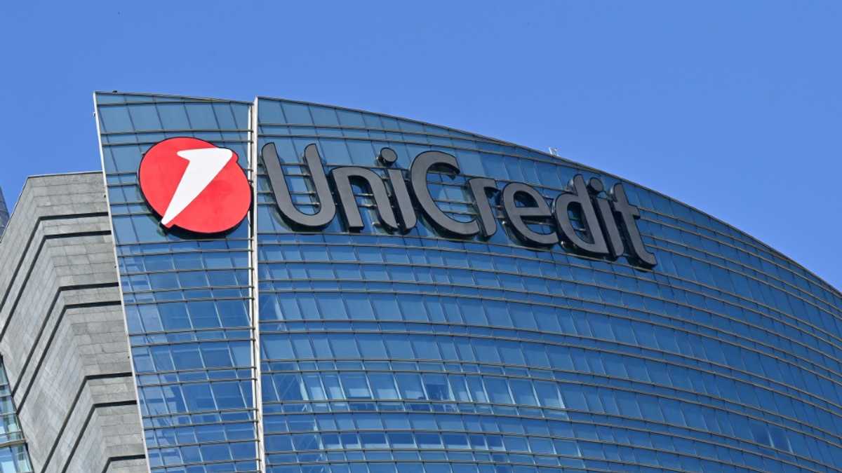 Awaiting Commerzbank, Italy’s UniCredit bids for Italian rival [Video]