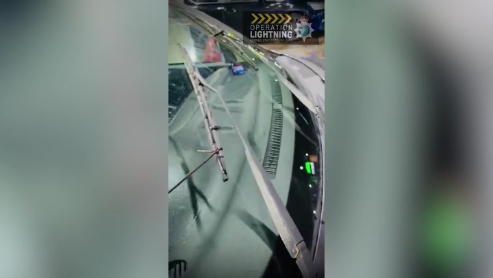 Police find driver using shoe laces to operate windscreen wipers | News [Video]