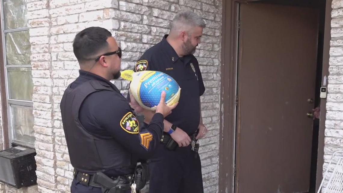 Beeville PD hand out turkeys, not tickets Wednesday [Video]