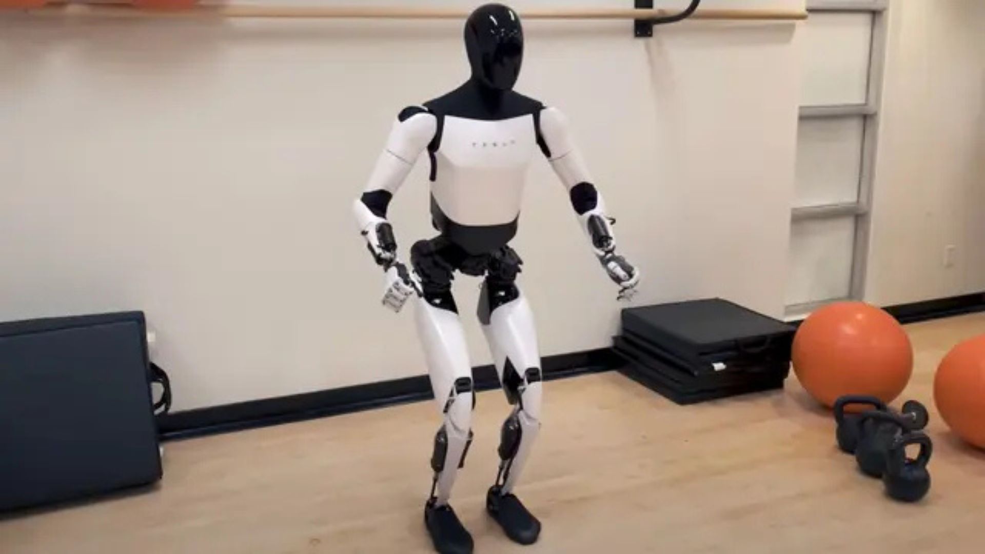 Elon Musks humanoid robot catches tennis balls with new hand upgrade [Video]