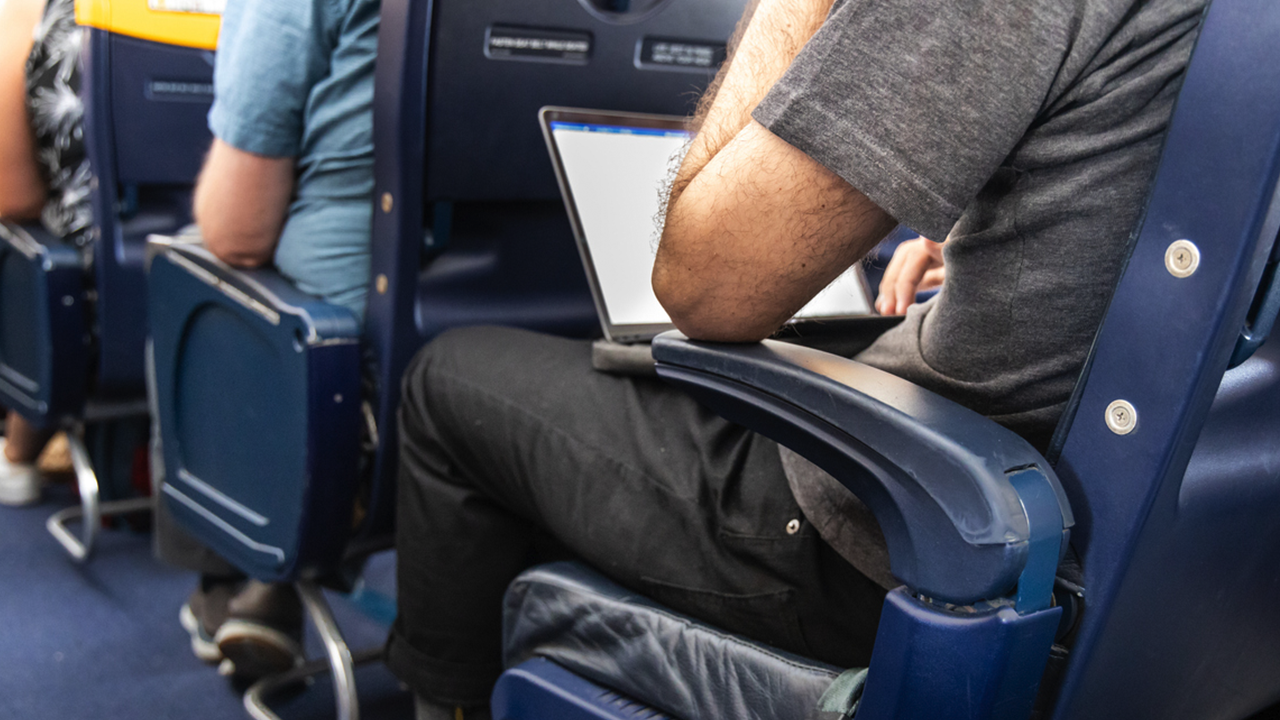 Air traveler warns flyers not to place laptops in this common spot, prompting social media users to react [Video]