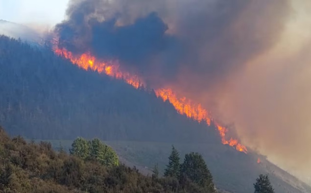 Residents urged to evacuate amid fears huge fire could reach township overnight [Video]