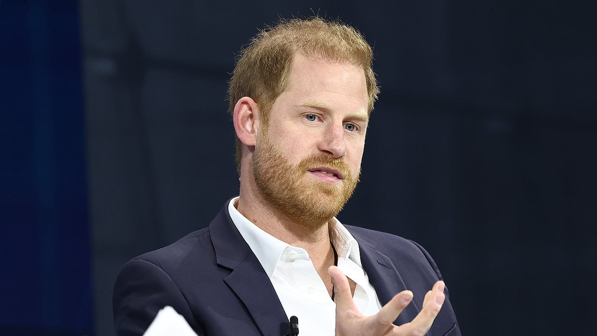 Prince Harry meets young artists at New York gallery during solo trip – after brushing off divorce rumours with Meghan Markle whileshe stays back in LA [Video]