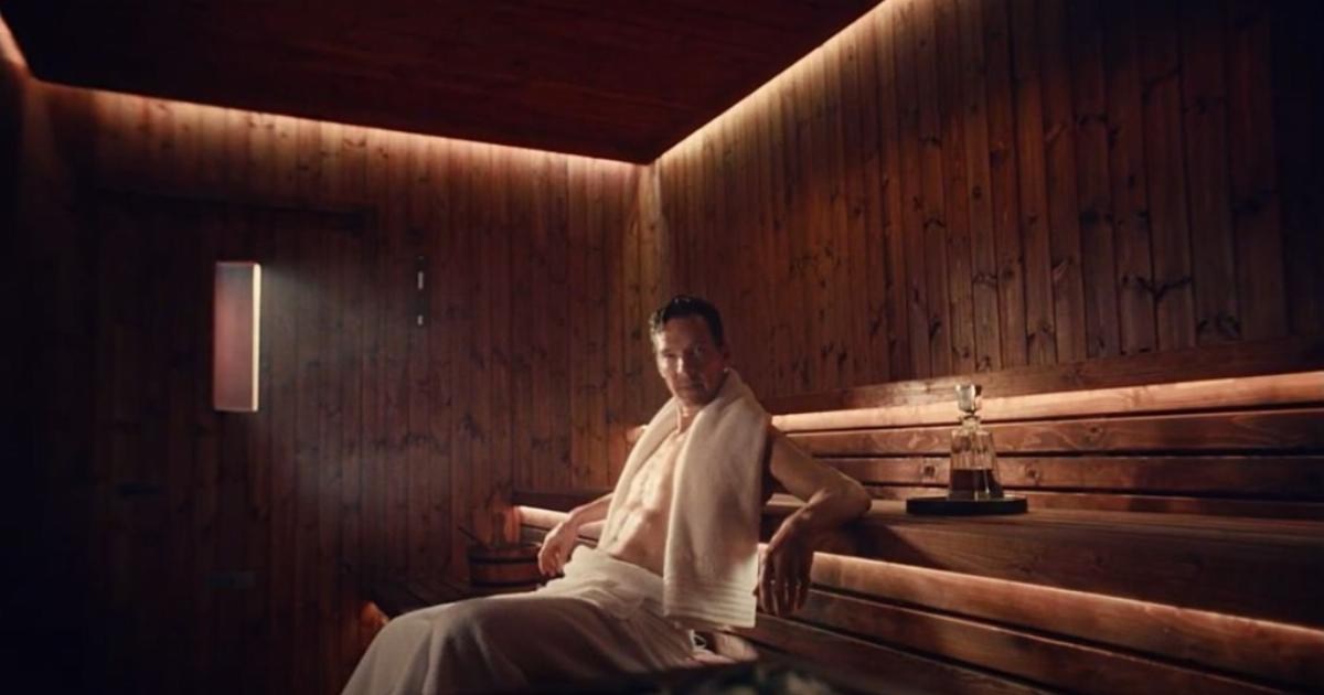 Benedict Cumberbatch strips down in steamy ad and declares he’s ‘so hot’ [Video]