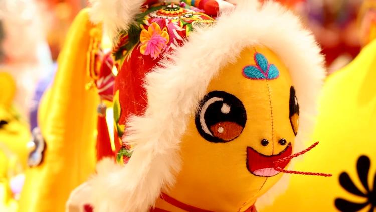 Snake-themed crafts take center stage for Chinese New Year [Video]