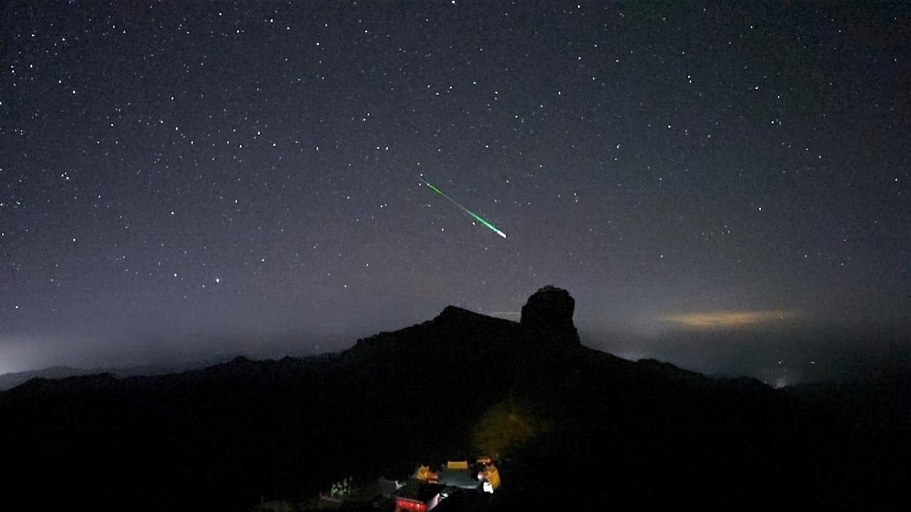 Geminid meteor shower lights up Mount Fanjing [Video]