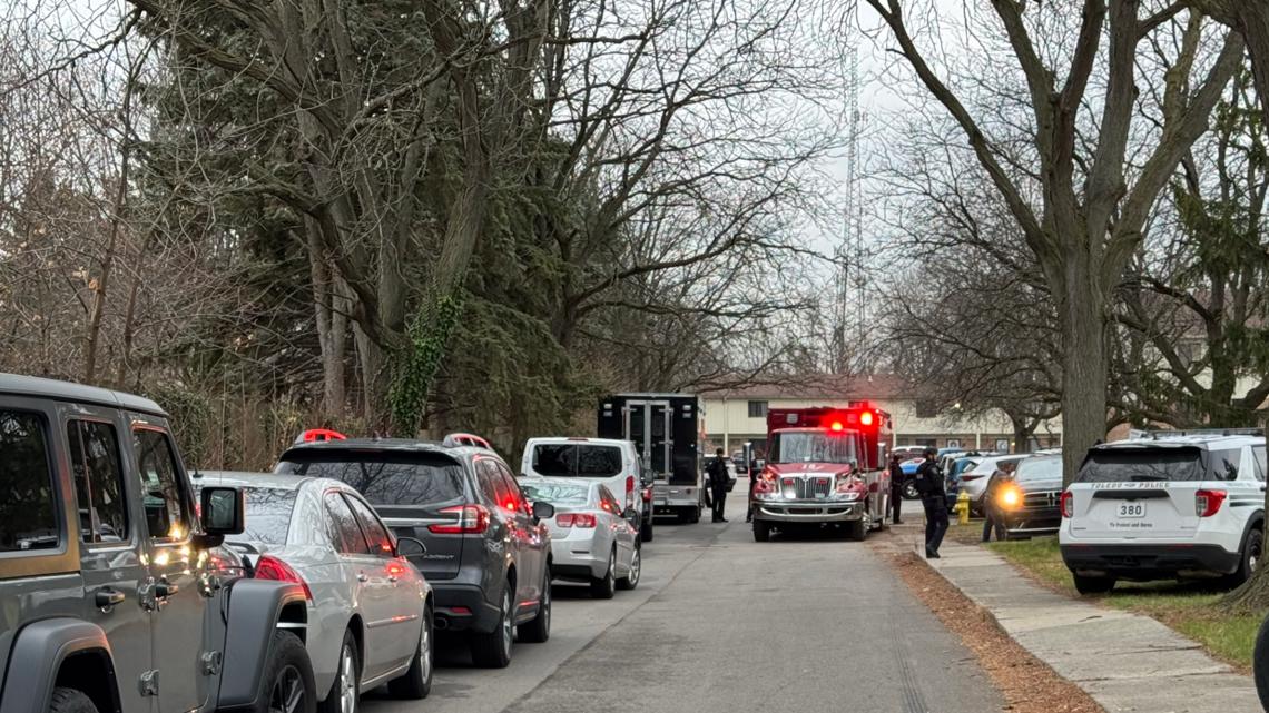 Police: No more threat at Point Place apartments after barricade, man in custody [Video]